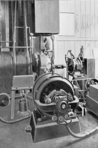 Großzügig dimensionierte Maschine eines Personenaufzugs um 1910